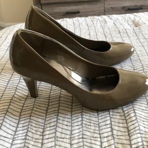 Merona size 11 pump. Light wear